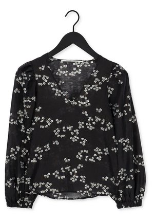 Czarna bluzka z długim rękawem w drobny biały kwiatowy wzór, z dekoltem w kształcie litery V, marszczonymi ramionami i elastycznymi mankietami na czarnym wieszaku.