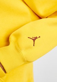 Jordan Sudadera - yellow ochre/dusty peach