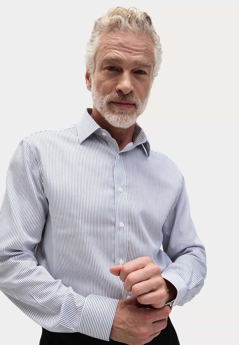 Blauw-wit gestreepte shirt met een button-down kraag, lange mouwen en een gladde textuur. Heeft zichtbare knopen en manchetten.
