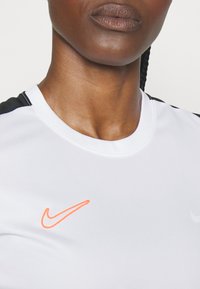 Nike Performance TOP BRANDED - Spordi T-särk - white/black/bright crimson