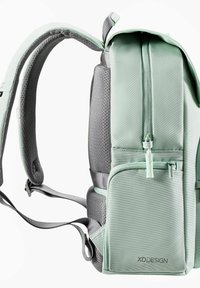 Sac à dos vert et gris avec des bretelles rembourrées, une poche zippée à l'avant, des panneaux latéraux texturés et un design minimaliste, avec le logo de la marque.