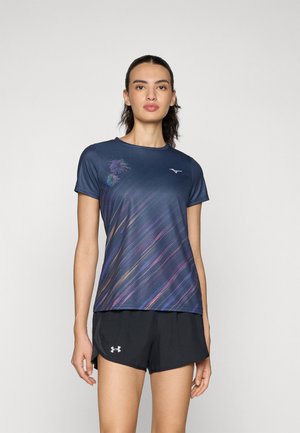 Camiseta atlética en navy con un patrón degradado en púrpura y naranja, que presenta un logo en el pecho y mangas cortas. Se lleva con pantalones cortos negros.