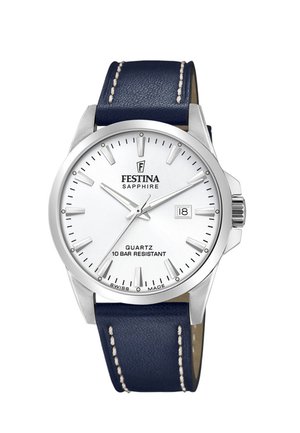 Montre-bracelet pour homme Festina avec cadran blanc, marqueurs et aiguilles argentés, affichage de la date, verre saphir, et bracelet en cuir bleu marine avec coutures blanches.