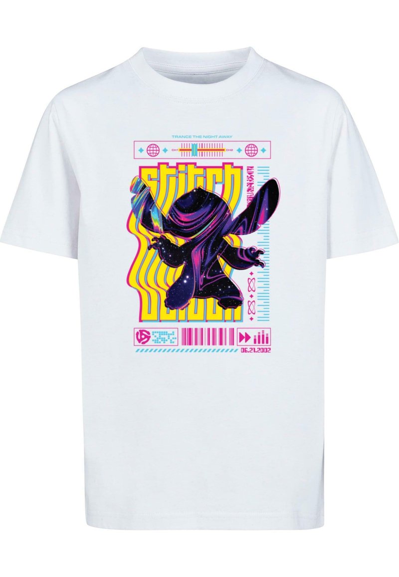 Hvid t-shirt med et farverigt grafik af en karakter i en mørk beklædning, omgivet af livlige mønstre og tekst i pink og blå.