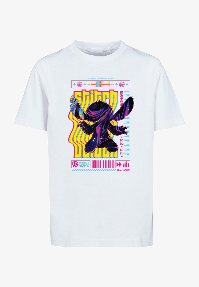 Weißes T-Shirt mit einem bunten Grafikelement, das eine Figur in einem dunklen Outfit zeigt, umgeben von lebhaften Mustern und Text in Pink und Blau.