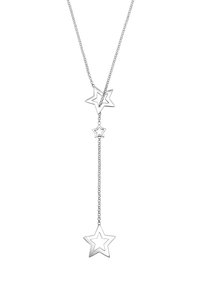 Sølvvedhængs halskæde med tre stjernesymbolet charms i forskellige størrelser, med en kæde af teksturerede led og udskårne designs.
