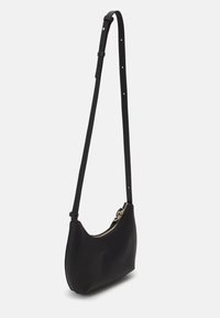 Borsa a spalla in pelle nera con forma curva, dotata di una zip dorata e di una tracolla sottile e regolabile. Texture liscia con hardware minimale.