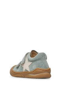 Suede tenisky ve světle modré barvě s bílou hvězdičkou. Mají gumovou podrážku a zaoblený tvar, navržené pro pohodlí a flexibilitu.