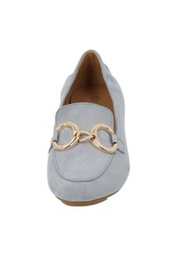 Szare zamszowe mokasyny z zaokrąglonym noskiem, z ozdobnym złotym łańcuszkiem na wierzchu oraz brązową gumową podeszwą. Rozmiar 37 wskazany wewnątrz.