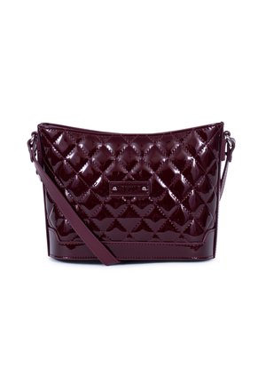 Sac à main matelassé bordeaux foncé brillant, de forme rectangulaire, avec une bandoulière réglable sur fond blanc.