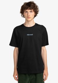 Camiseta de algodón negra con cuello redondo, mangas cortas y un pequeño logo azul "element" centrado en el pecho.