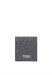 Cartera gris con un patrón texturizado en ondulación y el logo dorado "TOUS" en el frente, fabricada con un material duradero y un diseño compacto.