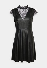 Robe noire sans manches en simili cuir avec jupe évasée, empiècement en dentelle et manches courtes en dentelle sur fond blanc.