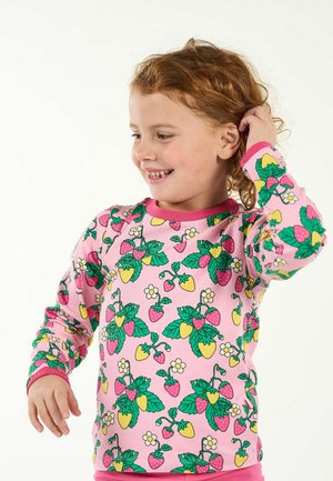 Rosa langärmlige Bluse mit einem Erdbeer- und Blumenmuster, grünen Blättern und gelben Akzenten, aus weichem, dehnbarem Stoff gefertigt.