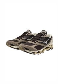 Scarpe da corsa con una tomaia in rete nera e marrone, dettagli in suede e suola spessa beige. Presentano lacci e un design testurizzato.