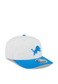 Casquette de baseball blanche avec un large bord bleu vif et le logo des Detroit Lions sur le panneau avant, comportant de petits trous de ventilation sur les panneaux latéraux.