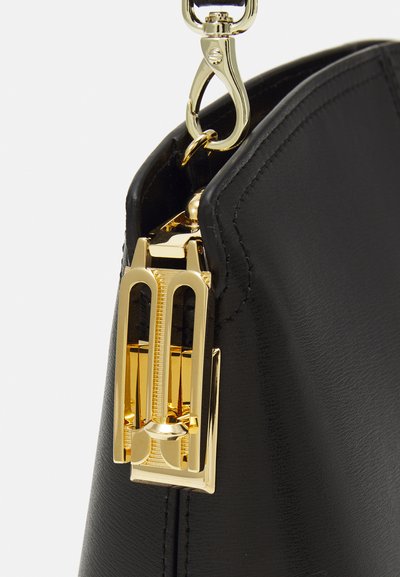 Victoria Beckham SMALL - Delninukė - black