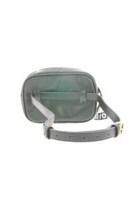 Borsa a tracolla sintetica grigia di forma rettangolare, con tracolla regolabile, zip dorata e due cinturini orizzontali sul retro per una maggiore comodità nel trasporto.