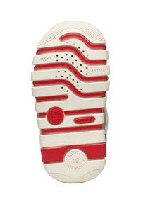 Soletta di scarpa in gomma bianca con strisce rosse, caratterizzata da motivi testurizzati, fori di ventilazione e dettagli del logo in rilievo, progettata per offrire comfort.