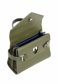 Borsa a tracolla in pelle verde con accessori in argento, chiusura con patta superiore e interno blu navy dotato di più scomparti e slot.