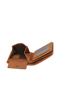 Portafoglio in pelle marrone aperto, che mostra una tasca per monete con monete e più scomparti per carte, incluso uno con finestra trasparente.