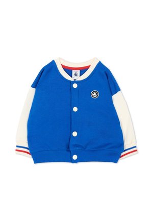 Niebieski sweterek dla małego dziecka z białymi rękawami, białymi guzikami z przodu, paskowanymi czerwono-niebieskimi mankietami i małym logo żaglówki na piersi.