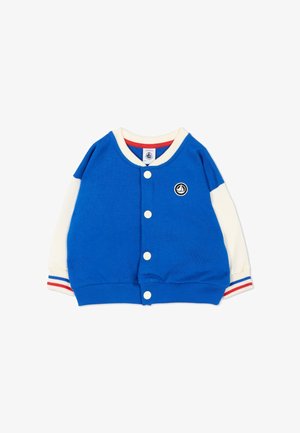 Cardigan blu per bambino piccolo con maniche bianche, bottoni bianchi sul davanti, polsini a righe rosse e blu e piccolo logo di una barca a vela sul petto.