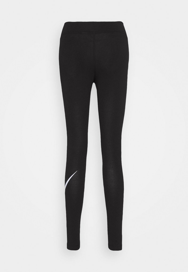 Leggings noirs avec une texture lisse, taille haute et un détail en swoosh blanc sur le bas de la jambe gauche. Design ajusté et extensible.