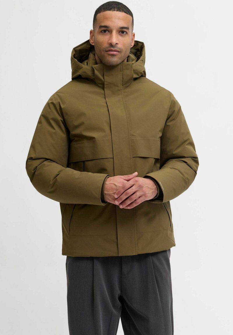 Braune Steppjacke mit hohem Kragen und verstellbarer Kapuze, ausgestattet mit einem eleganten Design, Seitentaschen und einer glatten Stoffstruktur.