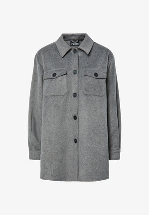 Sivá košela s gombíkmi, vyrobená z mäkkej zmesi vlny, so klasickým golierom, dvoma náprsníkmi a čiernymi gombíkmi.