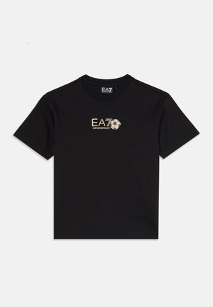 T-shirt noir manches courtes à col rond avec logo EA7 Emporio Armani doré et motif ballon de football doré sur la poitrine.