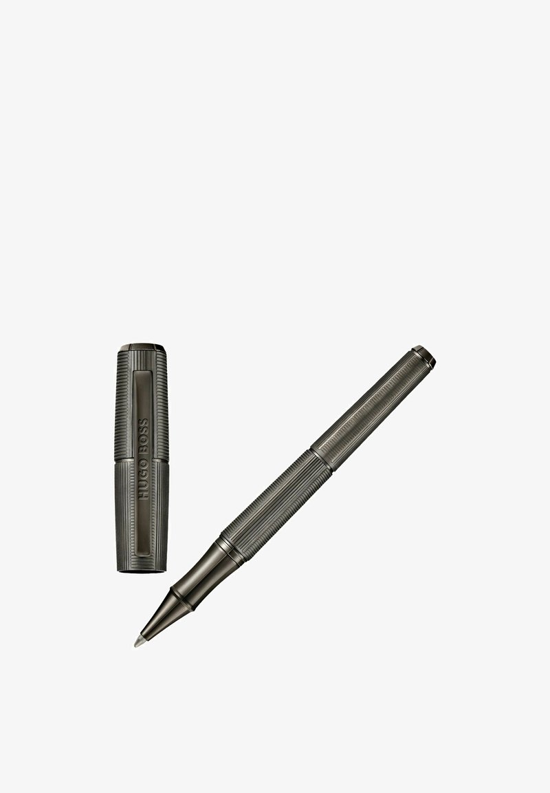 Stylo noir métallisé Hugo Boss avec prise texturée et capuchon placé à côté du stylo sur fond blanc.