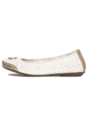Białe perforowane baletki z zaokrąglonym noskiem, złote akcenty na nosku i pięcie oraz dekoracyjny logo po boku.