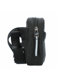 Bolso negro con un diseño elegante, cuenta con un cierre de cremallera, una correa lateral y tela texturizada. Incluye un destacado detalle metálico en la cremallera.