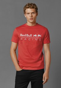 Red Bull Racing x Pepe Jeans RED BULL RACING LOGO DRIVER TEE - Apdrukāts T-krekls - mars red