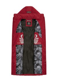 Veste rembourrée rouge avec capuche, présentant une doublure intérieure noire et un tissu à motif de feuilles sur les poches. Fermeture zippée et détails de logo.