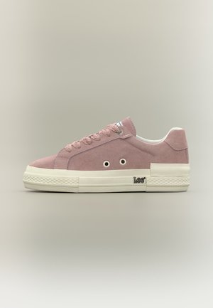 Pantof sport roz din piele intoarsa, talpa alba de cauciuc, inchidere cu siret, si logo-ul „Lee” pe partea exterioara aproape de calcai.