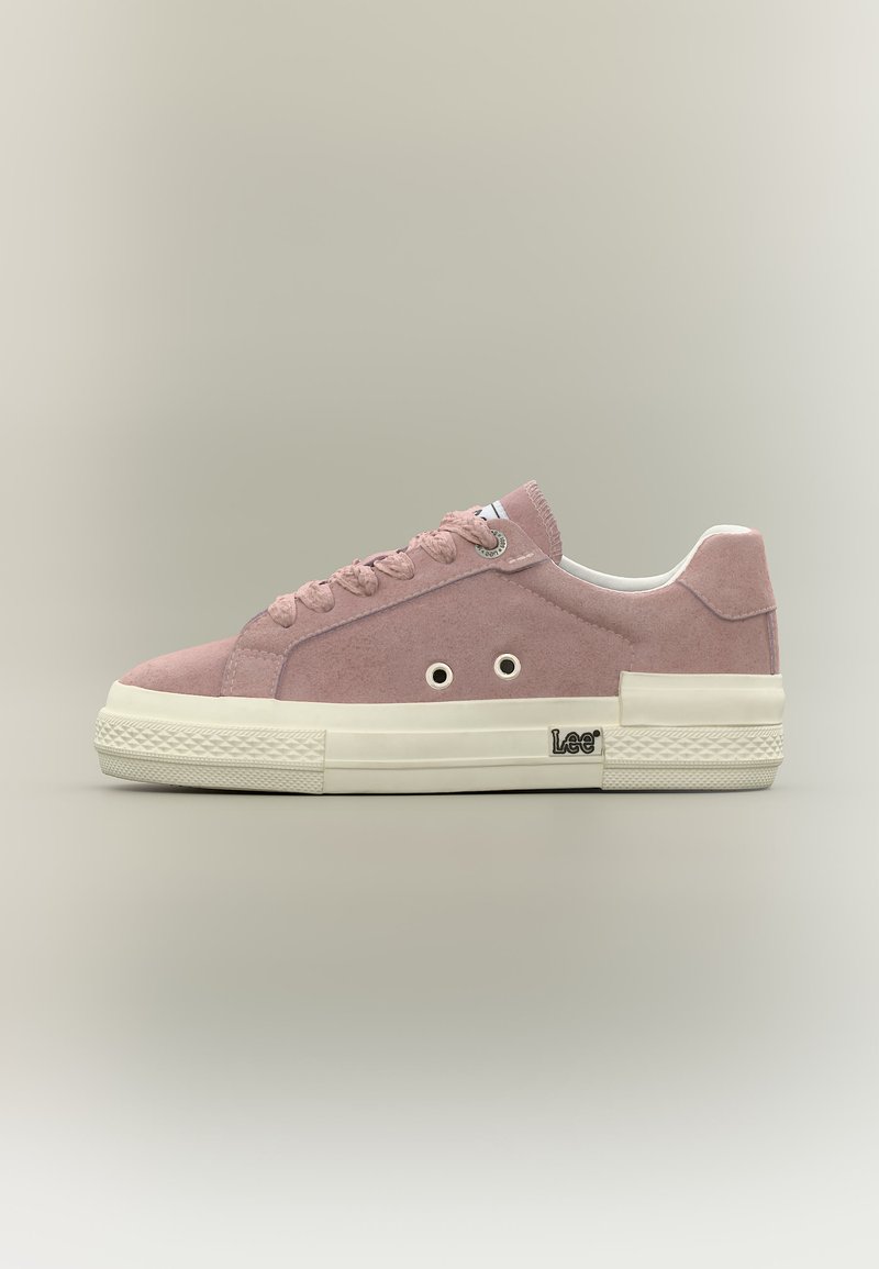 Ροζ σουέντ αθλητικό παπούτσι χαμηλού τύπου με λευκή λαστιχένια σόλα, κορδόνια μπροστά και λογότυπο «Lee» στην εξωτερική πλευρά κοντά στη φτέρνα.