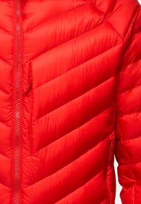 Giacca rossa imbottita con texture a rombi diagonali. Caratterizzata da una zip frontale e tasche laterali, realizzata in un materiale lucido e leggero.