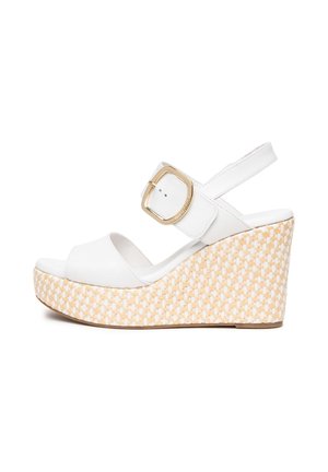 Hvid læder kile-sandal med åben tå, beige vævet platformsål og stor guldbøjle på ankelrem.