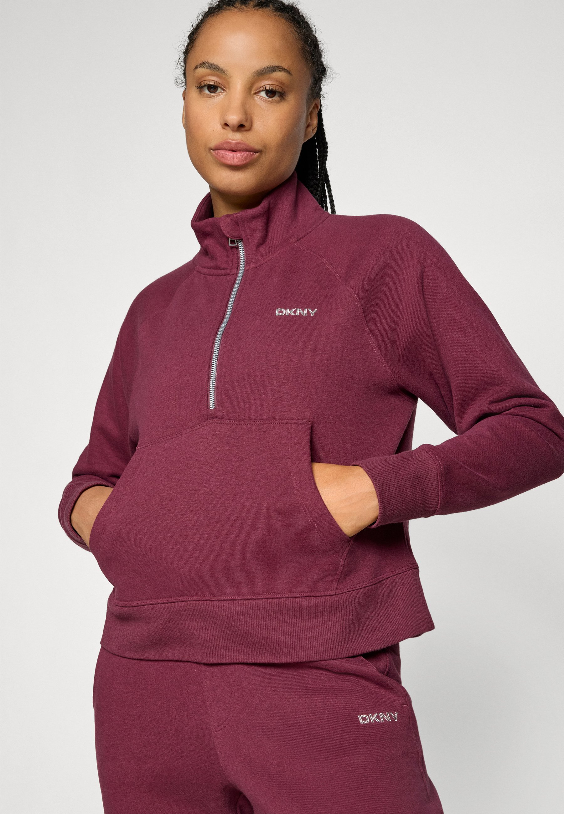 DKNY MINI STUD LOGO HALF ZIP PULLOVER WITH POCKET - Sweatshirt