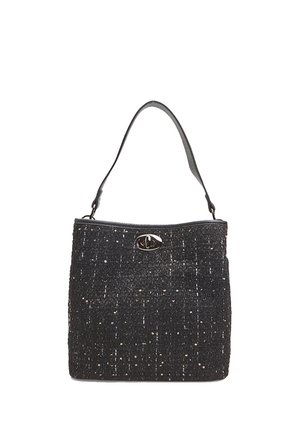 Borsa nera texture con glitter argentati, in morbido tessuto, e una tracolla corta. Presenta una chiusura metallica circolare sulla parte anteriore.