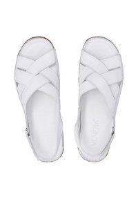 Witte leren sandalen met kruisriemen, open hiel en een gladde textuur. Voorzien van een kleine zilveren gesp voor aanpassing.
