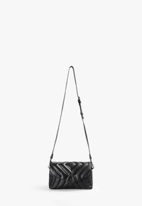 Bolso de mano negro acolchado con un patrón en chevrón, que presenta un diseño elegante y una correa ajustable. Material de cuero sintético de textura suave.