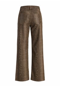 Spodnie o szerokich nogawkach z teksturowanym brązowym wzorem wężowej skóry, z wysokim stanem, czterema kieszeniami i gładkim wykończeniem materiału.