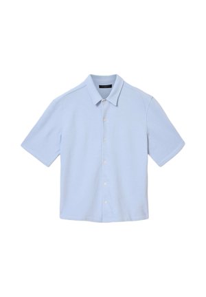 Camicia azzurro chiaro a maniche corte con bottoni bianchi e colletto classico, distesa su un fondo bianco.