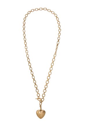 Złoty łańcuszek z owalnymi ogniwami i zawieszką w kształcie serca z małymi okrągłymi wcięciami.