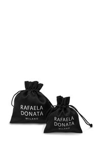 Sorte satin drawstring tasker, en stor og en lille, med hvid tekst "RAFAELA DONATA MILANO" på forsiden. Glat tekstur, klassisk design.