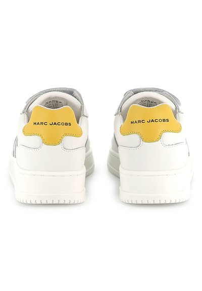 Sneakers bianchi in pelle con suola chunky, dettagli grigi e un tallone a forma di stella gialla con la scritta "MARC JACOBS" stampata in nero.