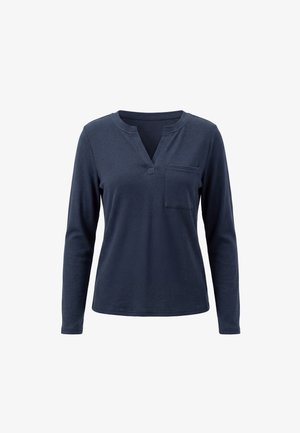 Granatowa koszula z długim rękawem, o okrągłym rozciętym dekolcie i kieszenią na piersi, przedstawiona na białym tle.